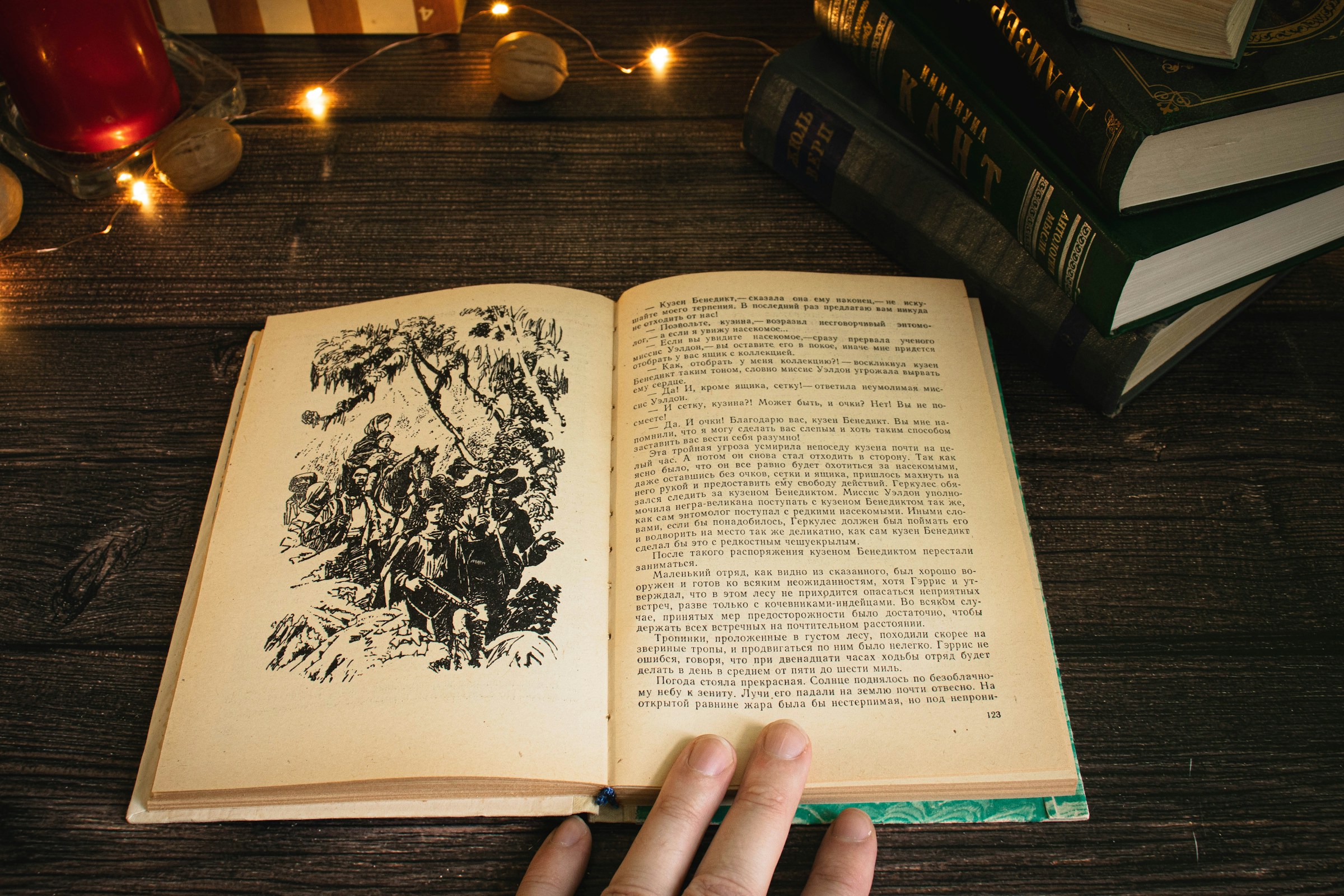 libro aperto su tavolo in legno serve editing prima di inviare un manoscritto